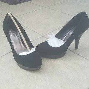 Black pumps